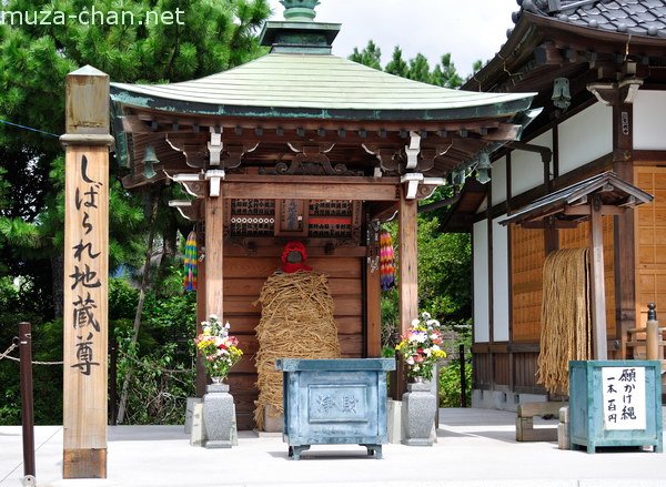 Muzachan's tweet photo. Shibarare Jizo, the rope-tied statue https://t.co/2MoACQDlu8 https://t.co/1Sr3vOBLPP