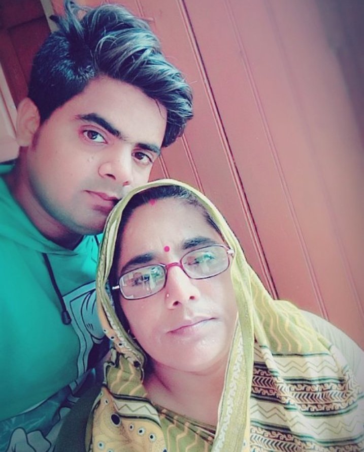vikaschauhan662's tweet photo. मेरी #ख़्वाहिश है कि मैं फिर से #फ़रिश्ता हो जाऊँ,
#माँ से इस तरह लिपट जाऊँ कि #बच्चा हो जाऊँ..!!!
Love uuuuuuuuuhhh #MaaaaaA 😘 😘 😘
#MothersDay
#जिन्दगी
#मेरा_सब_कुछ https://t.co/akXjYCH33Q