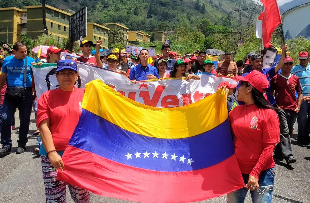 ivanrive3's tweet photo. #Mérida #12May Así estuvo la caminata del GPP con motivo del cierre del Campaña en la parroquia Osuna Rodríguez, sector Los Curos con los candidatos del Frente Amplio de La Patria @NicolasMaduro  @JesusAraque2021 @maurian_Zamudia https://t.co/eRq5I619GN