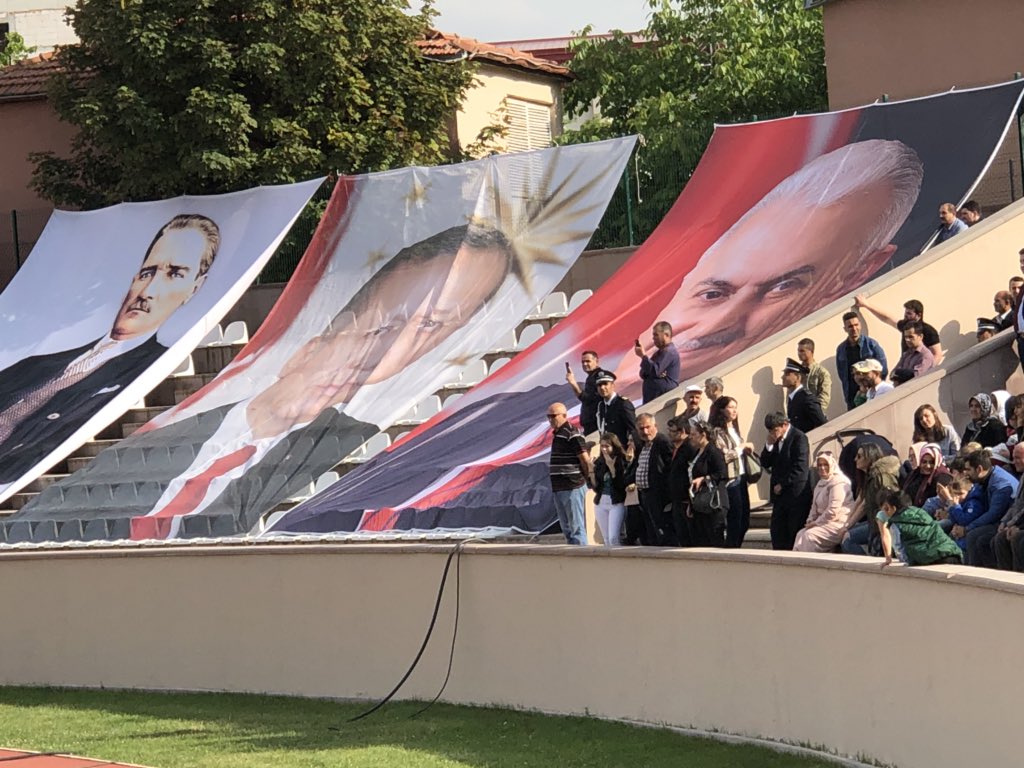 perinazyaman's tweet photo. Bugün ankara da polis komiser yardımcısı mezuniyet törenine komiser yardımcıları  Aileleri  olarak katıldık. Allah çocuklarımızın yar ve yardımcısı olsun https://t.co/vKFo02XXXJ