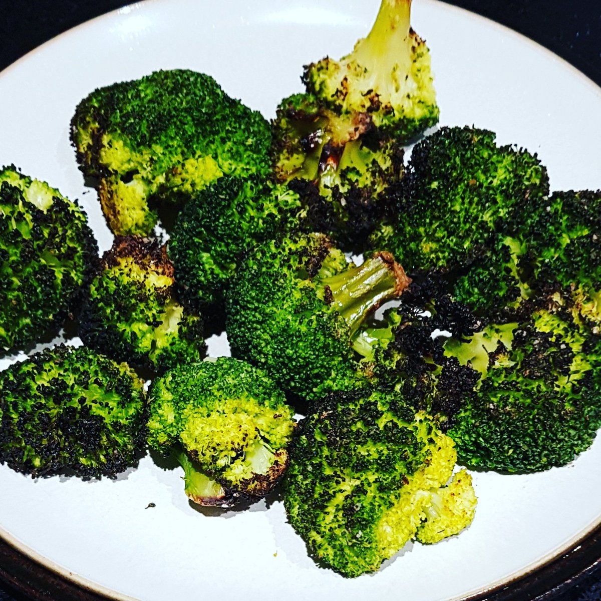 BodyByCathy's tweet photo. Don't let the weekend become your weak end. #snacktime #grilledbroccoli https://t.co/WPYVYN6ajN