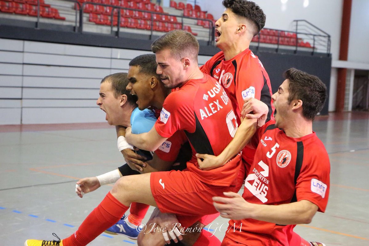 FSDPuertollano's tweet photo. .@FSDPuertollano 5 (3)-5 (2). Gran partido de los chicos de @marlonvelasco8 que sirve para sumar el primer punto de la eliminatoria. Partidazo el vivido hoy en el Antonio Rivill ¡Muchas gracias afición! #SeguimosSoñando #VamosPuerto 🔴⚽️♥️

Foto: Jose Ramon Garcia-Carpintero https://t.co/CRhB1qQ7jM