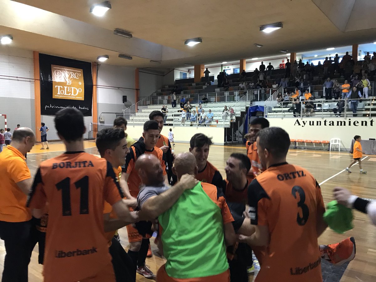 FS_Toledo's tweet photo. SÉNIOR | CAMPEONES DE LIGA | Diego Garrido manteado por sus jugadores #UnidosJugamos https://t.co/cq9CLFloqG