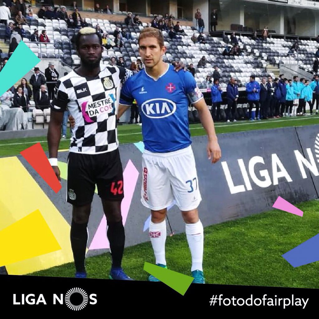 ligaportugal's tweet photo. 📸 Nova #FotoDoFairPlay com Idris e Gonçalo Silva, capitães de @boavistaoficial e @BelenensesSAD. ⚽️
#LigaNOS #GalaxyS8 #BFCCFB https://t.co/KzWvClFQHk