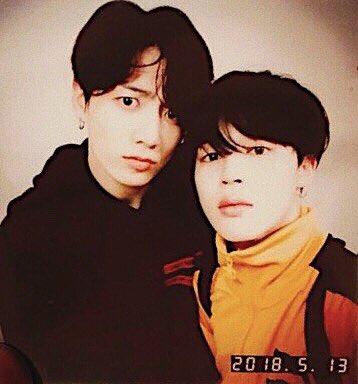 JikookclanS's tweet photo. Na na na ¿se dan cuenta de la fotaza que público jimin? Ademas del proceso de revelación,las selcas jikook son un tesoro morí 
#jikook #KOOKMIN  #MTVBRKPOPBTS #PremiosMTVMiaw #BTS #BTS14M #BTS24HoursLeft #BTSBBMAS #Jikookmin #BTSTour #jikookmin #LoveYourselfTear_D5
-white🌚💫 https://t.co/o9Sf8BQv25