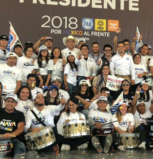 alfredoparedesm's tweet photo. Hoy estuvimos en la Capital del Estado apoyando a nuestro Candidato de la coalición “Por México al Frente” a la Presidencia de la República @RicardoAnayaC , un gusto poder compartir estos momentos @Silvia_Diputada   #SigamosTrabajandoJuntos 🤠 #PAN https://t.co/mgouOIUyRR