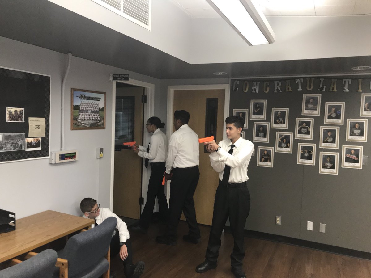 SGVLEEA's tweet photo. Today Officer Steven Hickey from @covinapd is teaching the SGVLEEA cadets “Patrol Tactics” which includes practical application and debriefings of traffic stops & building searches. @MonroviaPolice @elmontepolice @CovinaVUSD #mentors #lawenforcementexplorers https://t.co/nHrZM528er