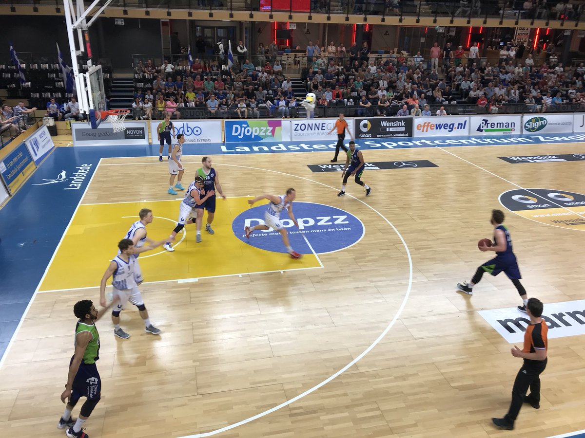 Na het nodige oponthoud is de stand halverwege het tweede kwart 31-23! #HAMMERTIME #Zwolle