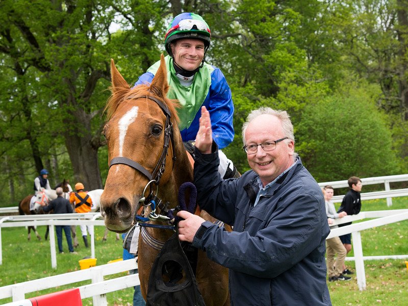 GoffsNordic's tweet photo. A Saturday Double for 2017 @GoffsUK HIT graduates HARDEN (£800 purchase by Sandra Brolin from Gigginstown House) and TRUCKERS GLORY (£3,500 purchase by @andersh22 Anders Herlin from Fforest Farm Stables) at Strömsholm - HUGE CONGRATS! @SwedishGN @scandiracing https://t.co/5lbxYc4obG