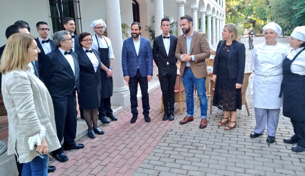 PSOEaytoMalaga's tweet photo. Nuestro portavoz y candidato socialista a la Alcaldía de #Málaga @aDanielPerez junto con @Lorena_Dona han aprovechado la #NocheEnBlancoMLG para visitar #LaConsula y comprobar la enorme calidad del trabajo realizado por sus estudiantes. Enhorabuena!! cc @MarianoRuizA @brubinoyanez https://t.co/vXJ2rV7yBg