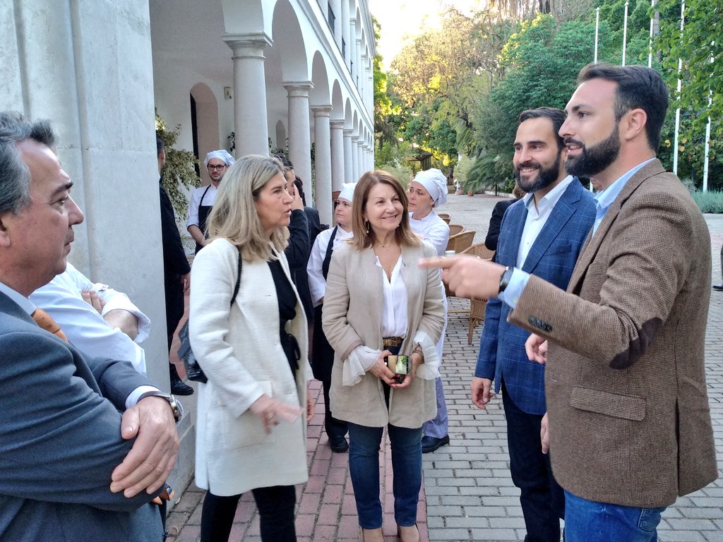 PSOEaytoMalaga's tweet photo. Nuestro portavoz y candidato socialista a la Alcaldía de #Málaga @aDanielPerez junto con @Lorena_Dona han aprovechado la #NocheEnBlancoMLG para visitar #LaConsula y comprobar la enorme calidad del trabajo realizado por sus estudiantes. Enhorabuena!! cc @MarianoRuizA @brubinoyanez https://t.co/vXJ2rV7yBg