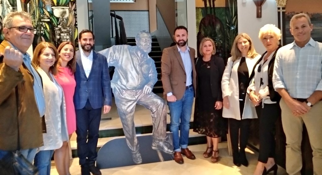 PSOEaytoMalaga's tweet photo. Nuestro portavoz y candidato socialista a la Alcaldía de #Málaga @aDanielPerez junto con @Lorena_Dona han aprovechado la #NocheEnBlancoMLG para visitar #LaConsula y comprobar la enorme calidad del trabajo realizado por sus estudiantes. Enhorabuena!! cc @MarianoRuizA @brubinoyanez https://t.co/vXJ2rV7yBg