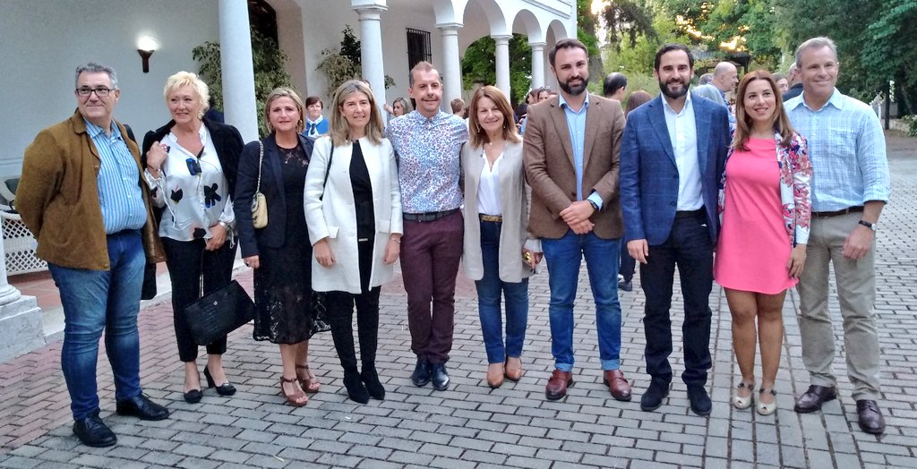 PSOEaytoMalaga's tweet photo. Nuestro portavoz y candidato socialista a la Alcaldía de #Málaga @aDanielPerez junto con @Lorena_Dona han aprovechado la #NocheEnBlancoMLG para visitar #LaConsula y comprobar la enorme calidad del trabajo realizado por sus estudiantes. Enhorabuena!! cc @MarianoRuizA @brubinoyanez https://t.co/vXJ2rV7yBg