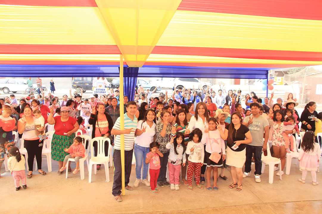 limavaoficial's tweet photo. Porque un sólo día no es suficiente, celebrando el Día de las Madres junto a mis vecinas de Villa El Salvador. 
#UniónPorElPerú https://t.co/BQTbrDKjK3