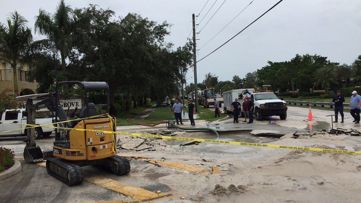 Sinkhole opens at entrance to gated community in Cooper City bit.ly/2rChtT2 https://t.co/XaLUAh62nX