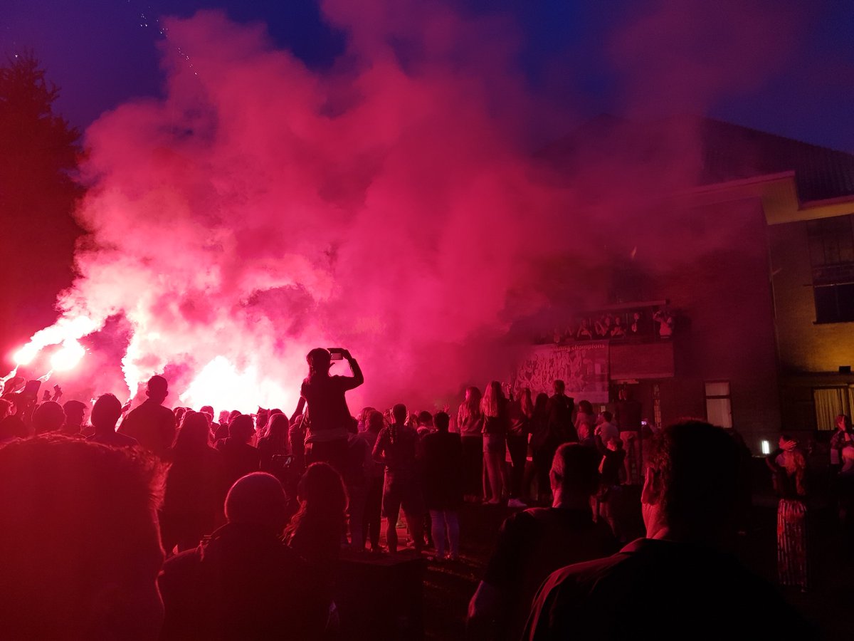 MvdMey's tweet photo. @BVGrasshoppers   huldiging @ gemeentehuis https://t.co/UOT7m5daaW