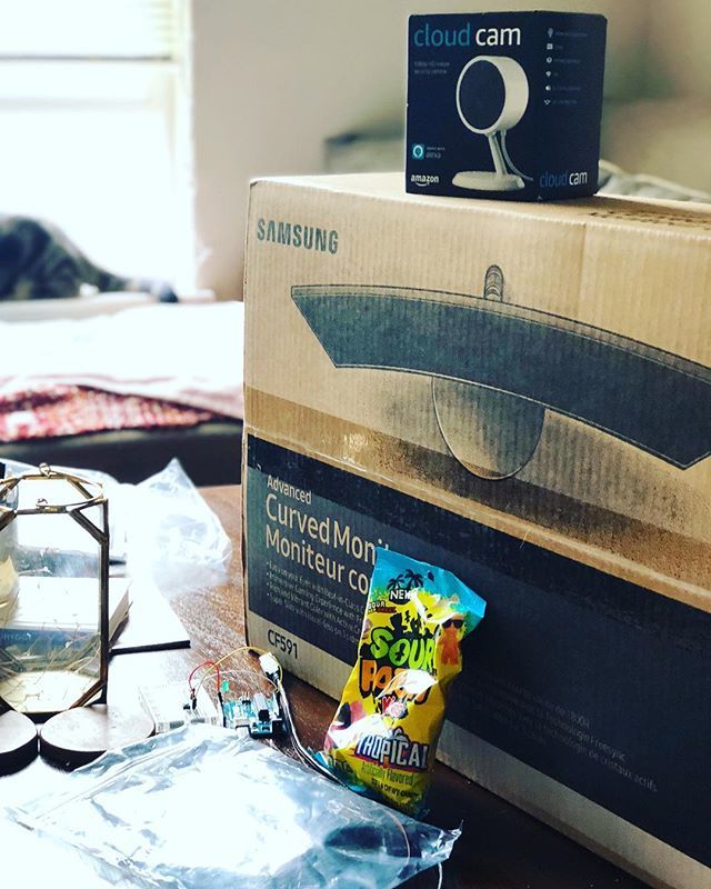 notLan585's tweet image. When your wife surprises you with early birthday presents! #curvedmonitor #amazoncloudcam #candy ❤️🎁🎉 ift.tt/2IdKr2z