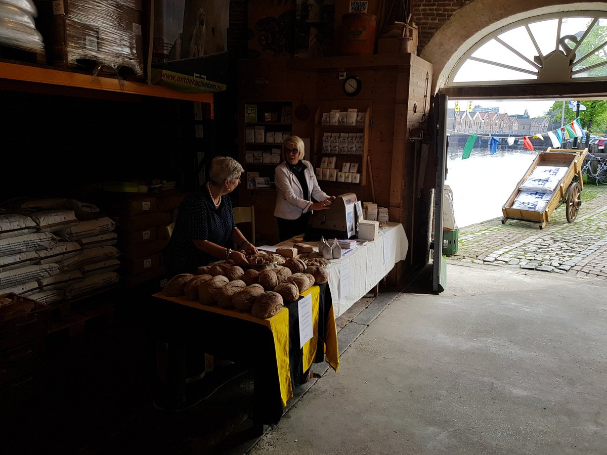 Wat ben ik op dit moment een trots mens!! Gisteren het mooie bezoek en opening van #molendag door Minister Ingrid van Engelshoven en vandaag een gigantisch drukke en gezellige molendag. Hele dag gemalen en genoten <a href="/molendevrijheid/">molen De Vrijheid Schiedam</a> #ambacht #molenaar #molen #DeVrijheid #Schiedam