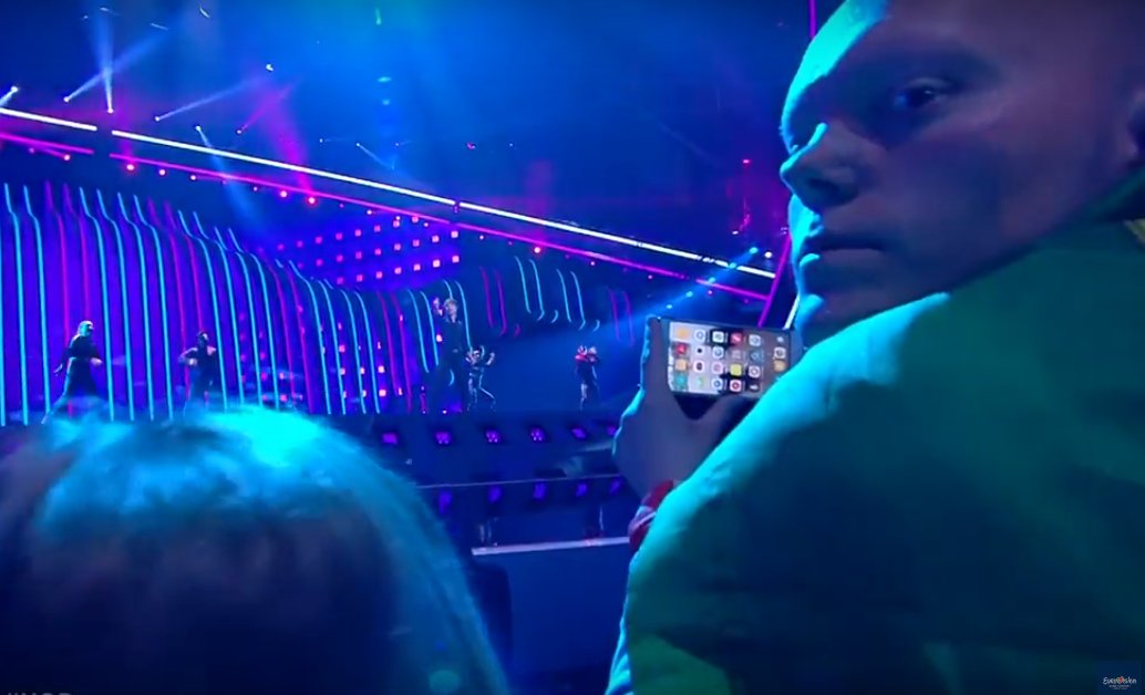 raulsr_96's tweet photo. Me gustaría verle la cara a este hombre cuando vea que no ha grabado la actuación. #Eurovision https://t.co/wXa8AnPDre