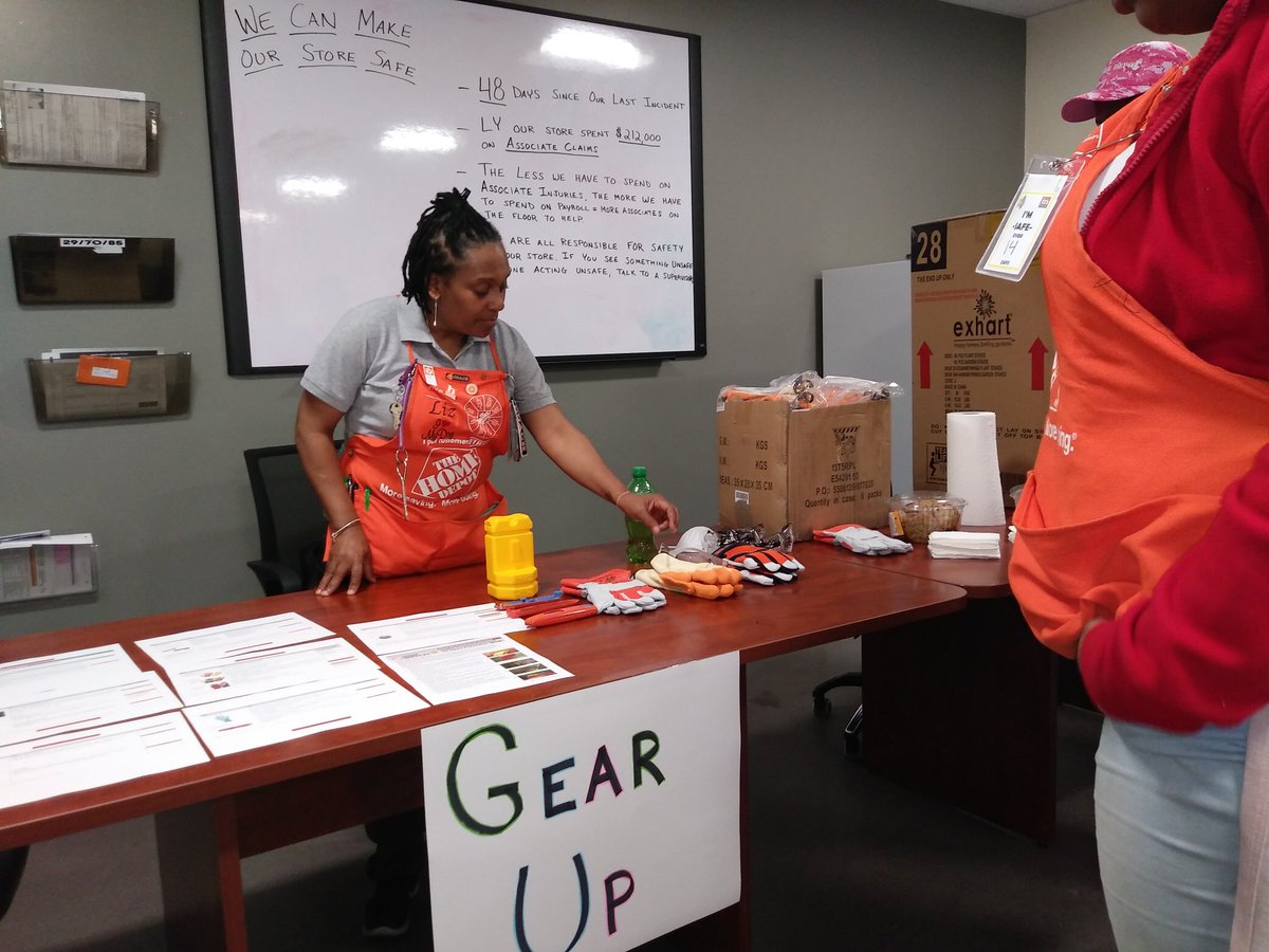 thee4285's tweet image. Driving safety At The Providence Home Depot #SafetyDay #WarmUp #FormUp #GearUp #TeamUp @marantes1 @KJChamberland @BeahmTheodore