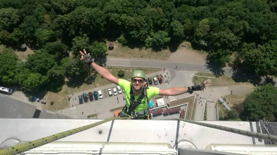 MarcoCvetkovic's tweet photo. E pa danas je bio poseban dan u humanitarne svrhe!
Nakon Beograđanke, uspeo sam da pobedim sebe i ,,osvojim'' Avalski toranj. 💪
Spust sa preko 100m visine je zaista poseban doživljaj. Bez bilo kakvog oslonca osećaj je kao u jednoj veeelikoj ljuljašci. https://t.co/Pe1UFxaqAy
