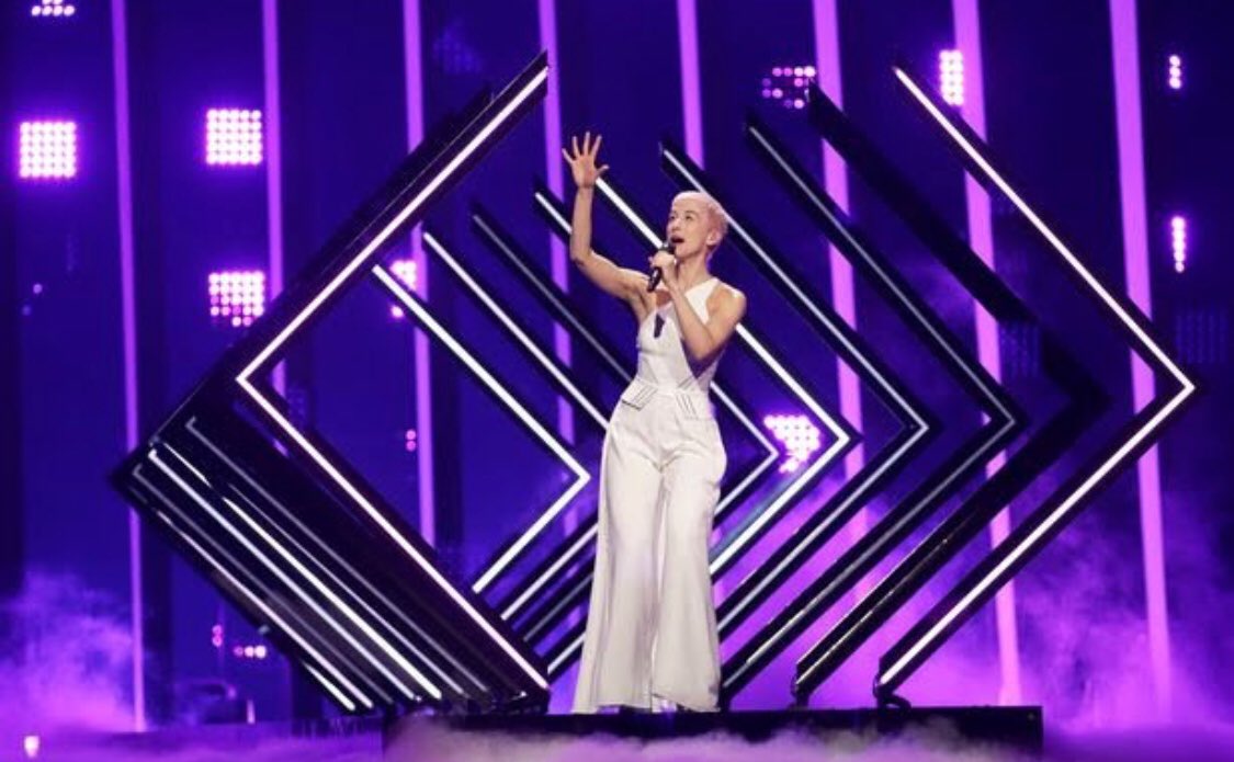 wellbelove's tweet photo. Wow - every respect for #SuRie - amazing handling of stage invasion, already great performance then she responded in the best way possible #Eurovision https://t.co/IMlbfmCHak
