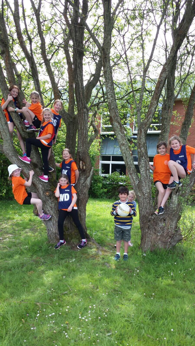 cathysport's tweet photo. Balch iawn heddiw yn gwylio Tîm pel-rwyd Aelwyd Coed y Cwm yn eu gem/twrnament cyntaf! Anhygoel 🌟🌟 Very proud watching Lili and her friends in their first ever netball tournament #CoedYCwm #YFro #TheValeofGlamorgan #TeamWork #GwaithTîm #Fun #Hwyl 🏴 https://t.co/8XnoI988Y0