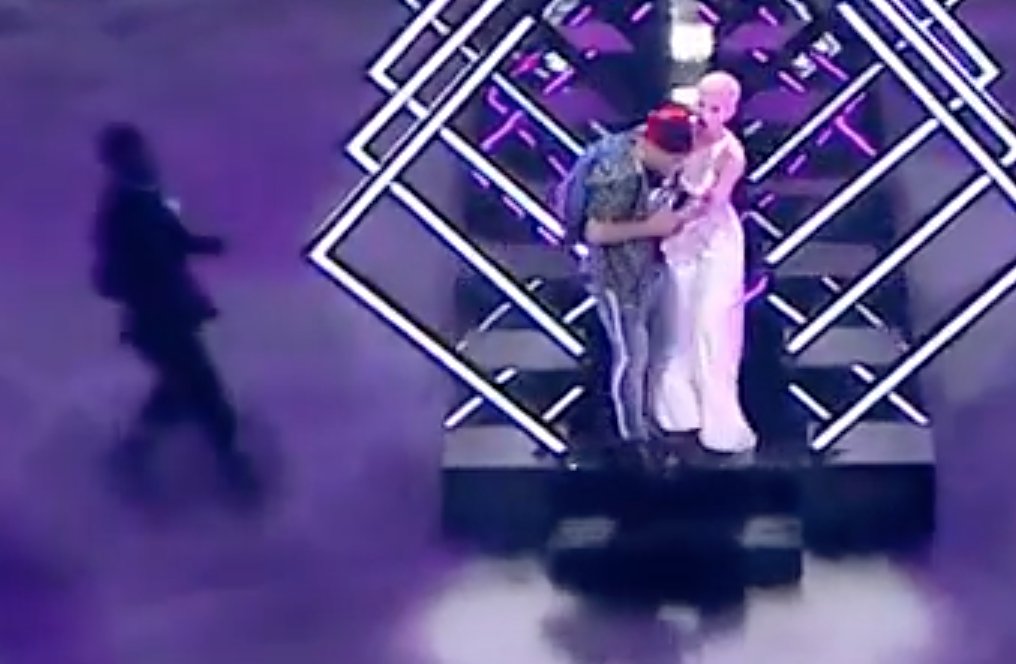 lodelaspelis's tweet photo. - Al dueño del Opel Corsa verde, matrícula de A Coruña, necesitamos que lo muevas o nos veremos obligados a llamar a la grúa. #FinalEurovision #Eurovision https://t.co/dXssPMMdwK