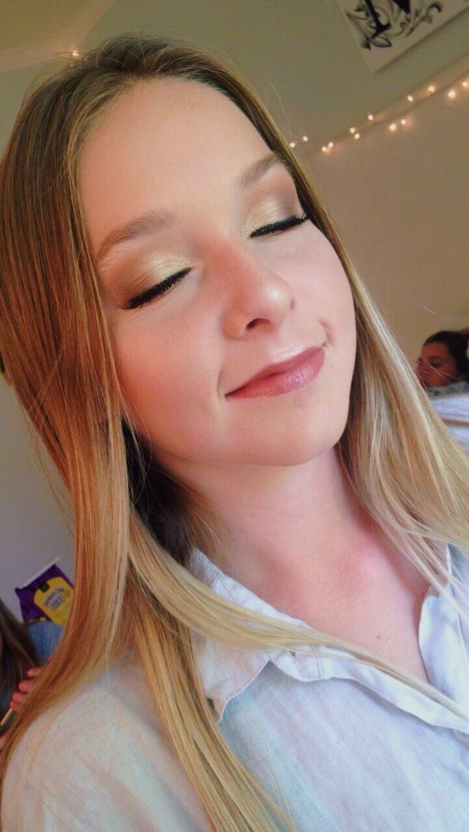 maddiegMUA's tweet photo. did these pretty ladies' makeup for prom tonight🔥‼️ #chsprom https://t.co/6GVNxyTeGJ