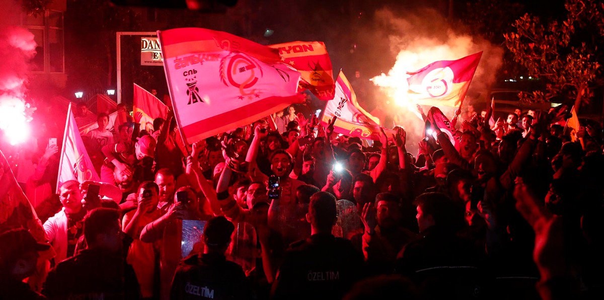 GalatasaraySK's tweet photo. 📸 Kafilemiz Florya’da coşkuyla karşılandı! 🔥 https://t.co/CAosvGnctu