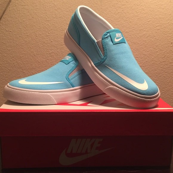 xtuddabaybee's tweet photo. So good I had to share! Check out all the items I'm loving on @Poshmarkapp #poshmark #fashion #style #shopmycloset #nike: https://t.co/7wXZe9fHN1 https://t.co/Gdly6e2Hv1