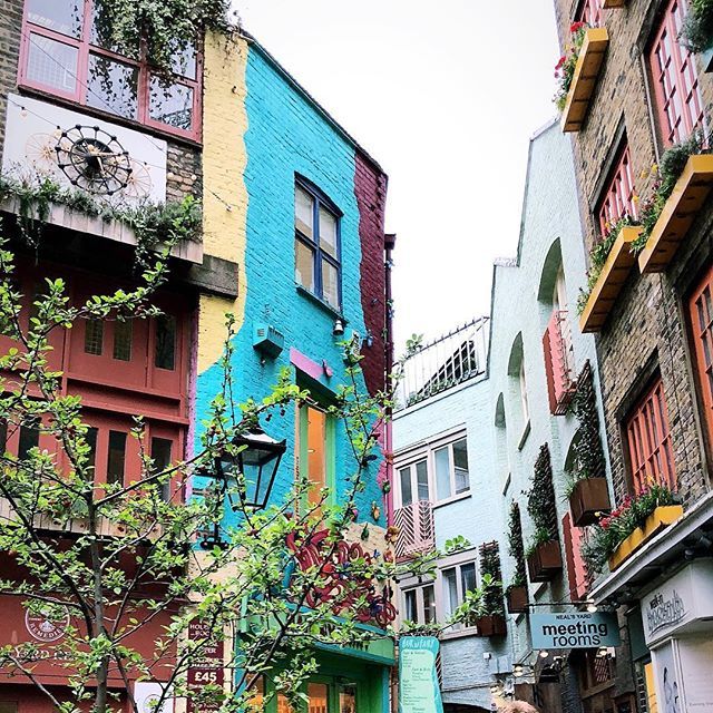 licinifilippo's tweet photo. Colors 
#coventgarden #colors #dayout #london #clouds #rain #grey #architecture #city https://t.co/v7jrAVSerA https://t.co/IdKSDTAYwD