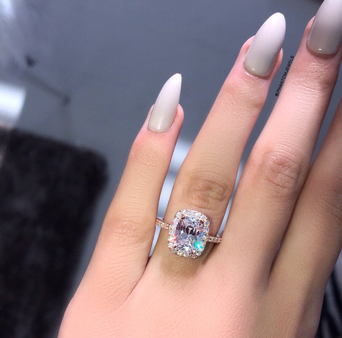 PhantomJewels's tweet photo. Big dreams and bigger rocks 💍 https://t.co/WsxtVCt2HD