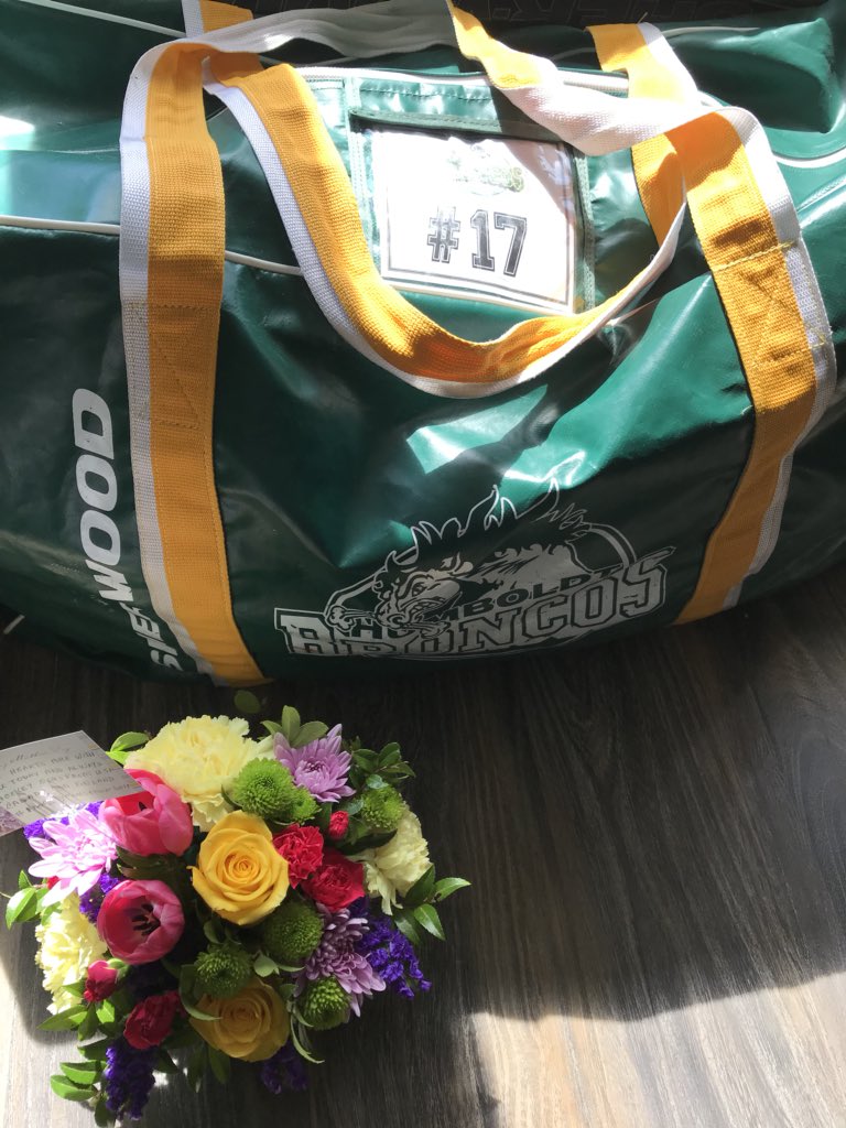 Laurie_13645's tweet photo. Laurie Thomas ....Evanโs mom wants to send a big thank you to #HockeyMoms4Humboldt for the beautiful flowers ๐. I was finding it difficult today and this has brightened my day. โค๏ธ๐๐ #17Thomas ๐ from the bottom of my heart ๐ Laurie @HumboldtBroncos #humboldtstrong https://t.co/trIBLLzy3a