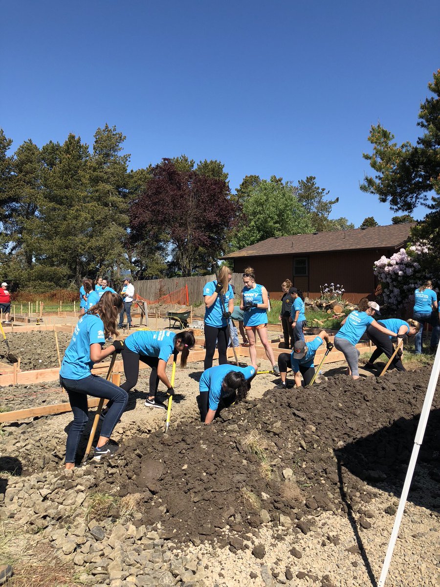 BeaverSwim's tweet photo. Beavs give back during National Women Build Week! Thanks @BentonHabitat  #GoBeavs #EverydayChampions https://t.co/hZA7povSne