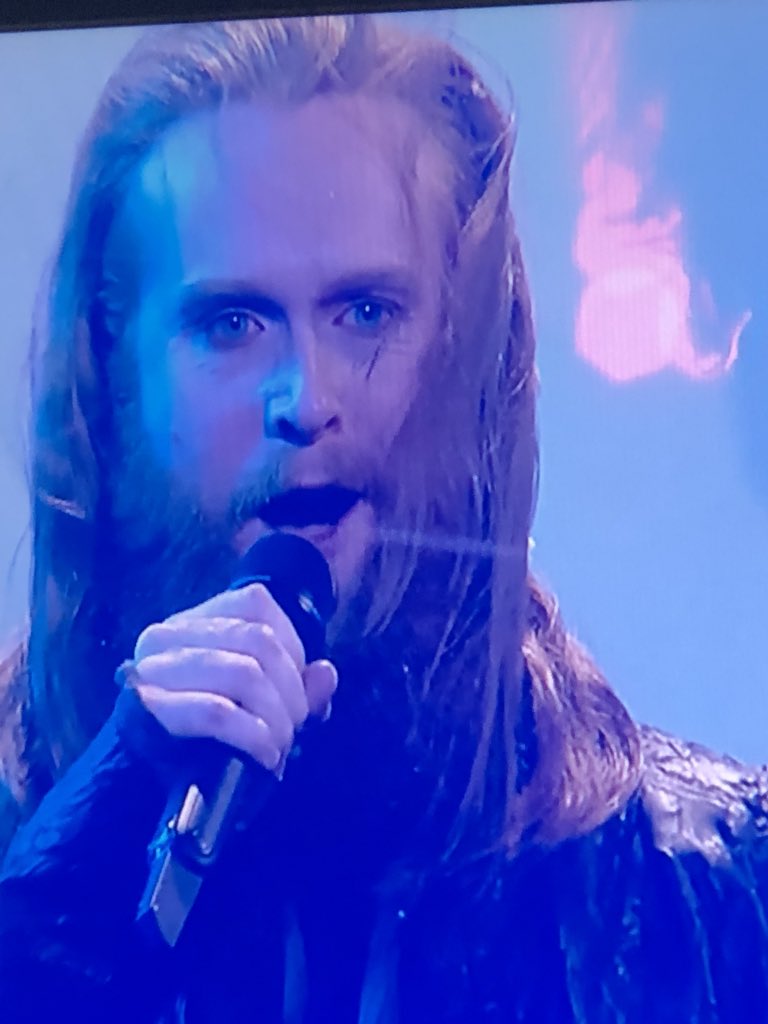 Cuando tienes que proteger el muro a las 9 y actuar en eurovision a las 10.  #Eurovision2018