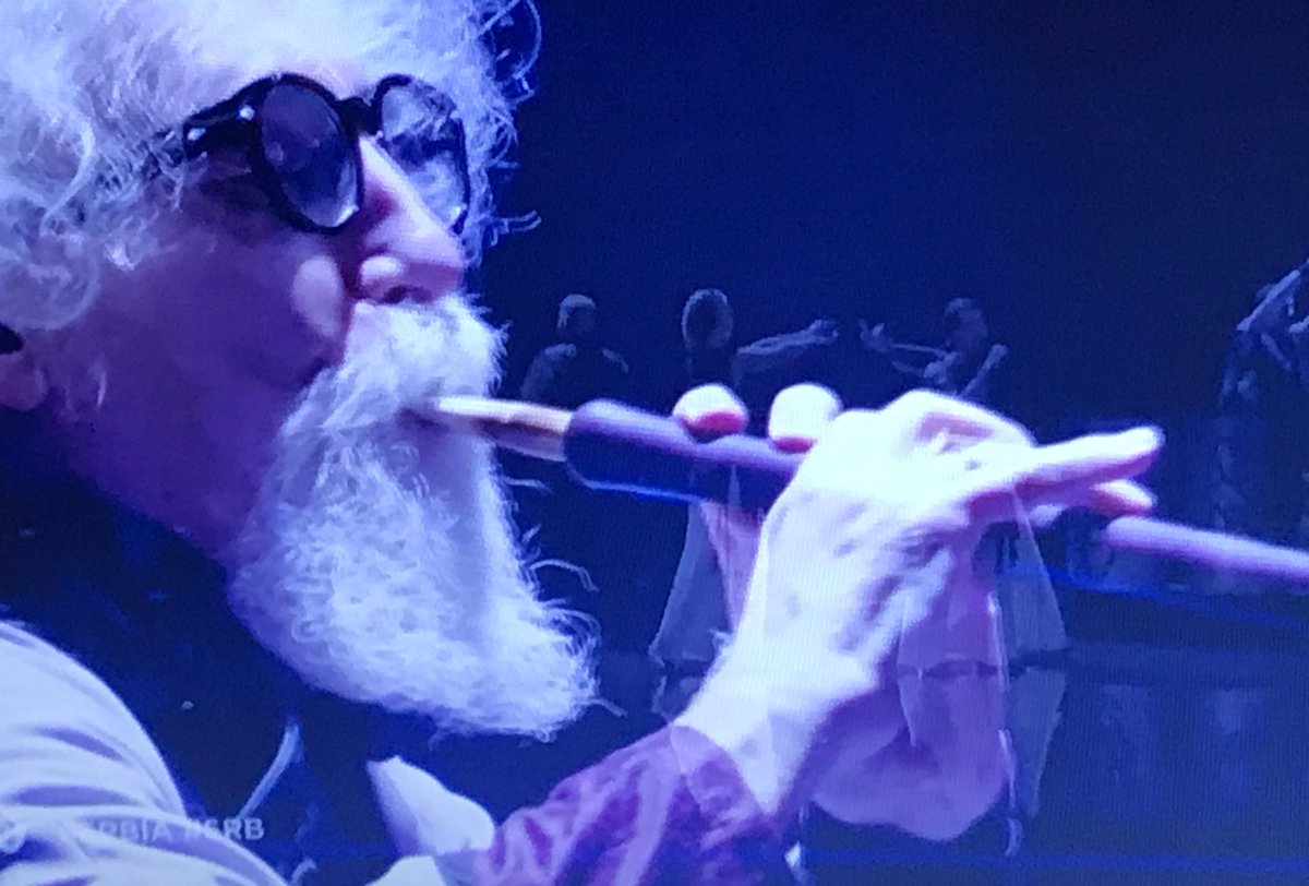evaftpizzx's tweet photo. MIRA LO QUE HAGO CON LA CACHIMBA HULIO GRABALO POR MIS MUERTOS #Eurovision https://t.co/G7t6eRl1Hq
