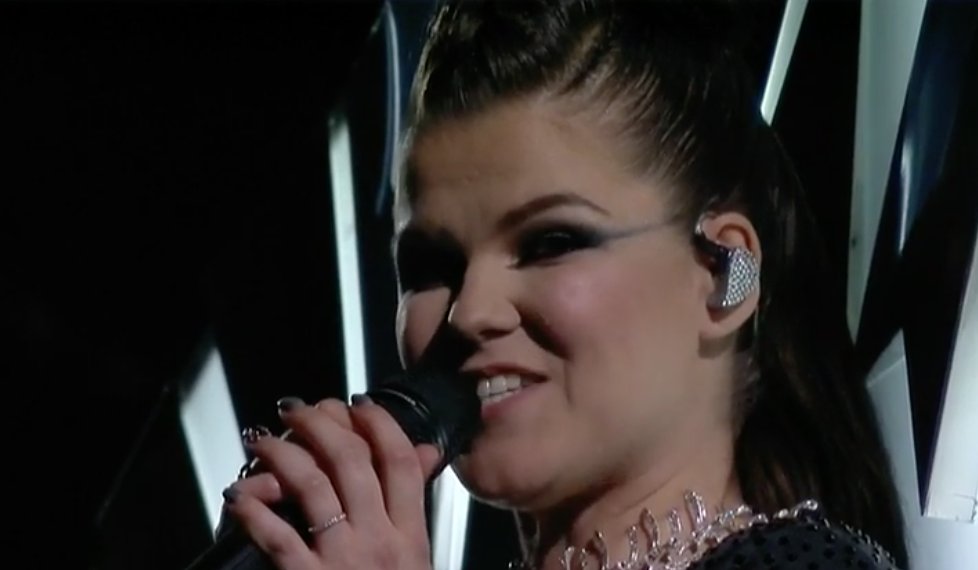 elmundotoday's tweet photo. La cantante finlandesa ha estornudado justo cuando se hacía la línea de los ojos. #Eurovision2018 #Eurocanción #YolaidayPacho12points https://t.co/ttwu1rZw5c