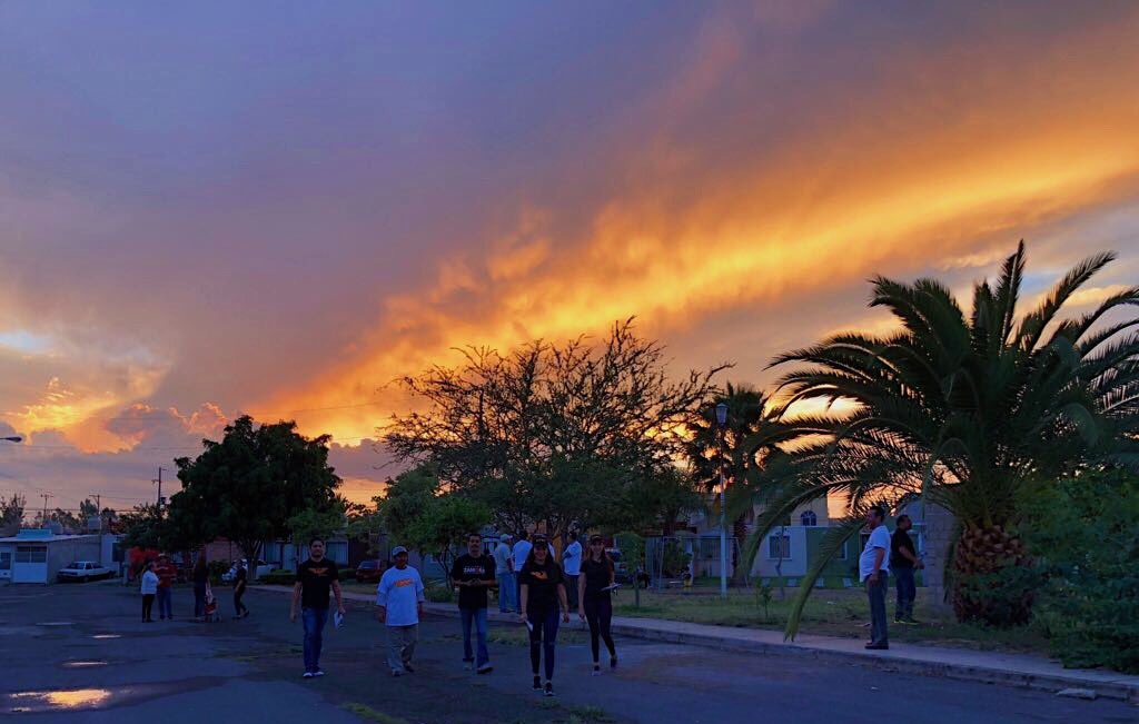 SalvadorZamoraZ's tweet photo. Durante estas dos semanas que ya llevamos de recorrido, hasta el cielo se ha pintado de naranja para recibirnos en todas las visitas a las localidades. ¡Muchas gracias a nuestra amiga Elizabeth por compartirnos esta increíble foto! https://t.co/1LMsQGCjwf