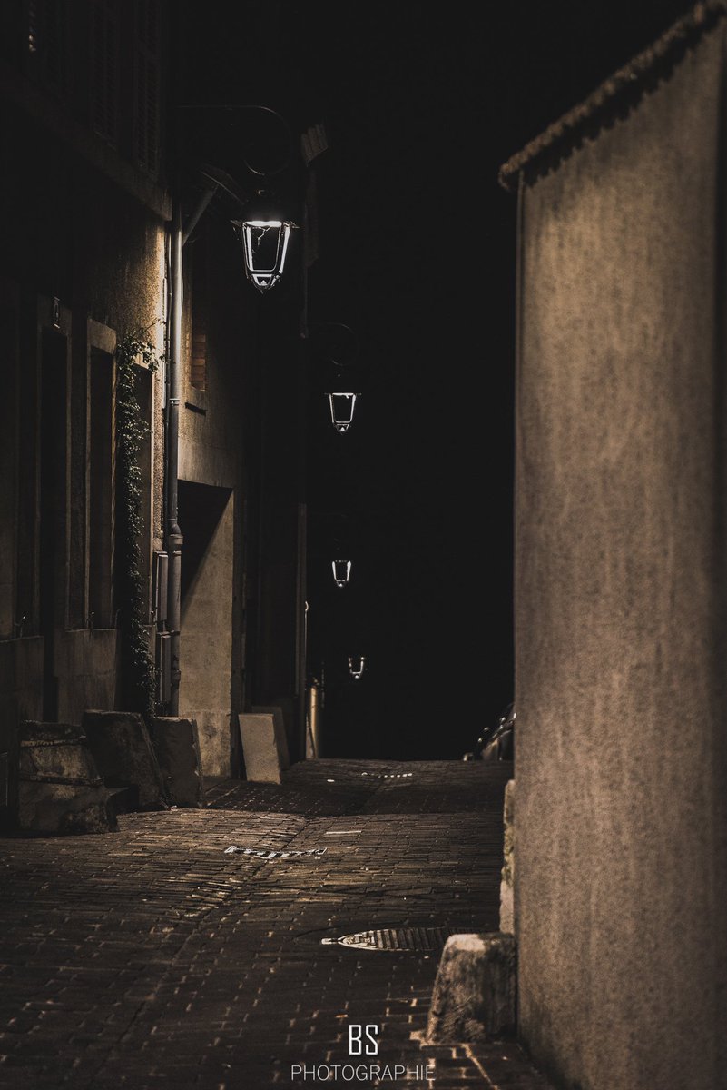 BS_Photographie's tweet photo. Les #rues de @Chateauroux36 , la #nuit , ne s'offrent pas toujours au passant... Mais #OuvronsLesYeux , notre #patrimoine s'admire à la #lueur des éclairages. #Châteauroux #Chtx #Balade #Sortie #Nocturne #Indre #Berry #City #Night #France #berryprovince #MaVilleEstBelle https://t.co/jiEyR72wyz