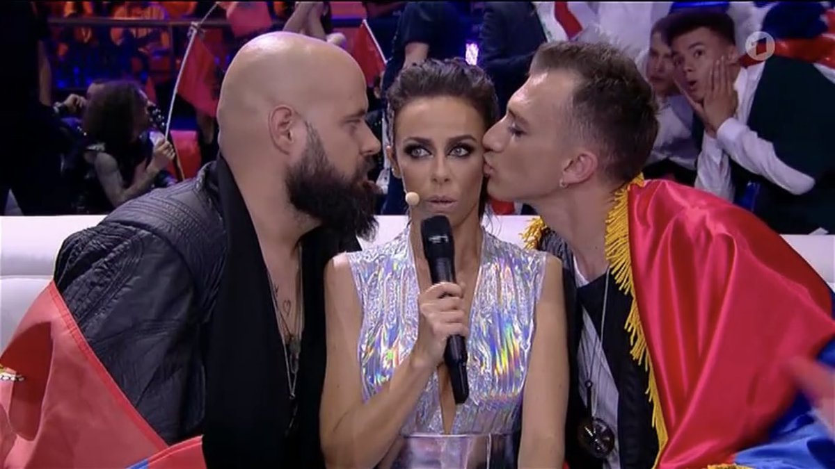 ErikMarquardt's tweet photo. Der Moment, wenn du dir überlegst, welcher Typ sich die Choreografie zwischen den Songs ausgedacht hat und unbedingt wissen willst, wo sein Auto steht.
#esc2018 https://t.co/0gcMHS5FWJ