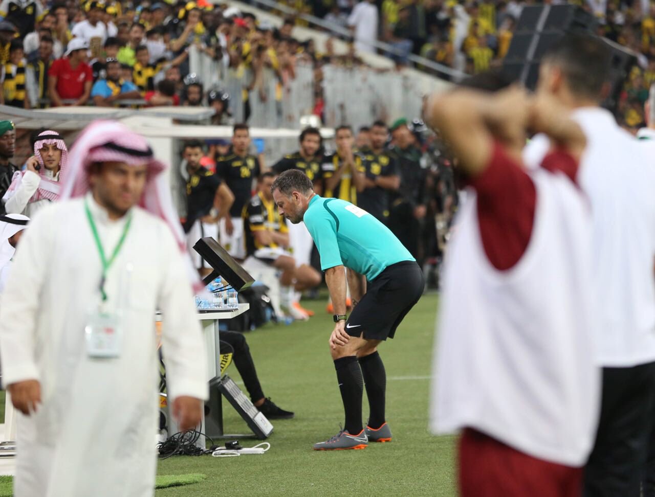 الاتحاد السعودي لكرة القدم on Twitter: "📸| حكم المباراة مارك كلاتنبيرج  يستعين بتقنية الفيديو (VAR) خلال #نهائي_كاس_خادم_الحرمين_الشريفين  https://t.co/BFEDjETqKQ" / Twitter