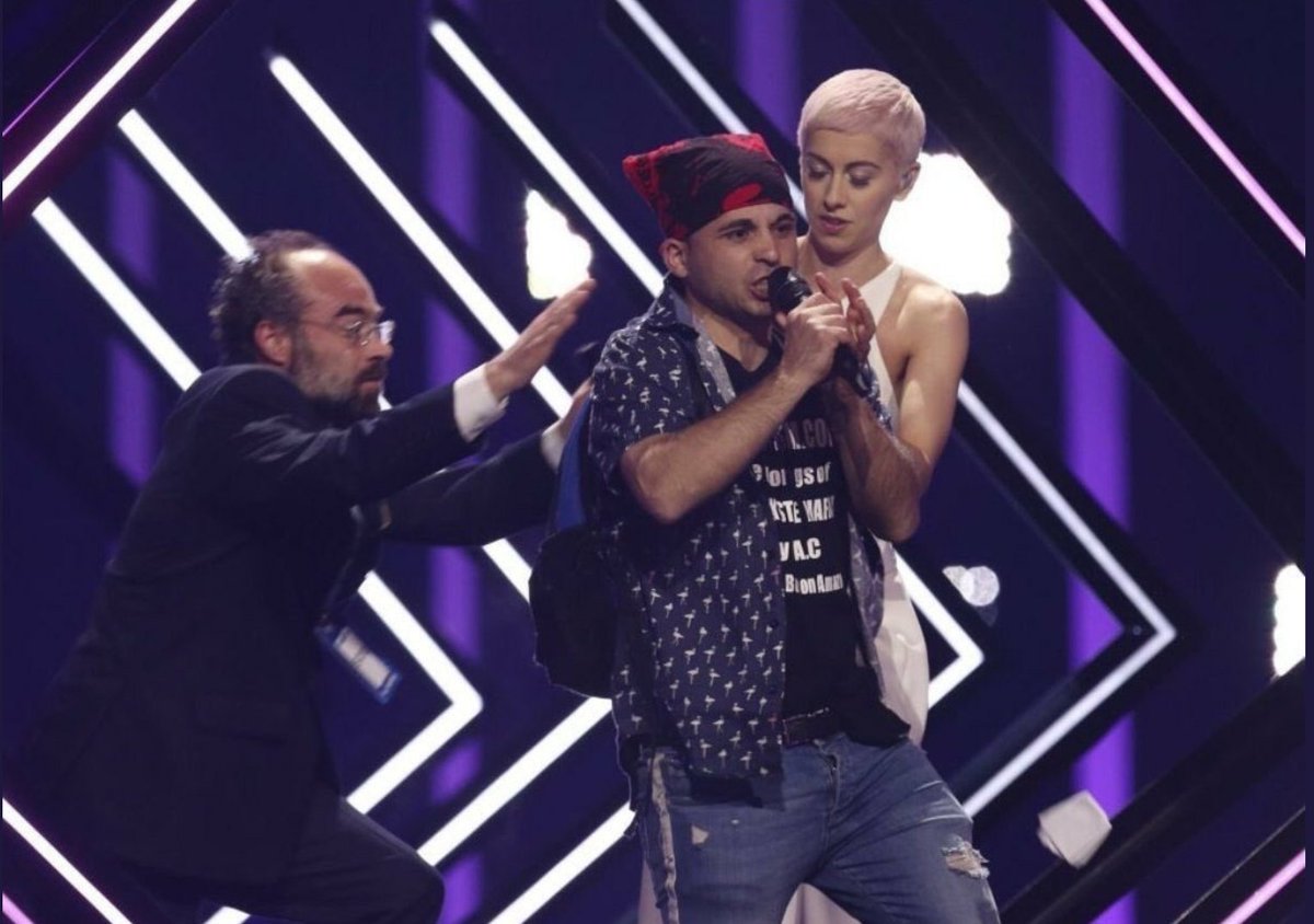 diegh_24's tweet photo. "A ver, el dueño del Fiat rojo aparcado a la entrada, que vaya a moverlo que molesta" #Eurovision #Eurovision2018 https://t.co/vIe4xJveNj