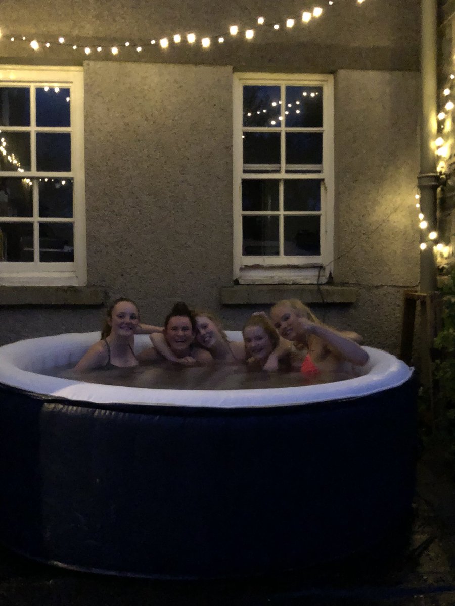 Robertson_Sed's tweet image. Year 11 enjoying a lovely end to their pamper evening #SpaSaturday