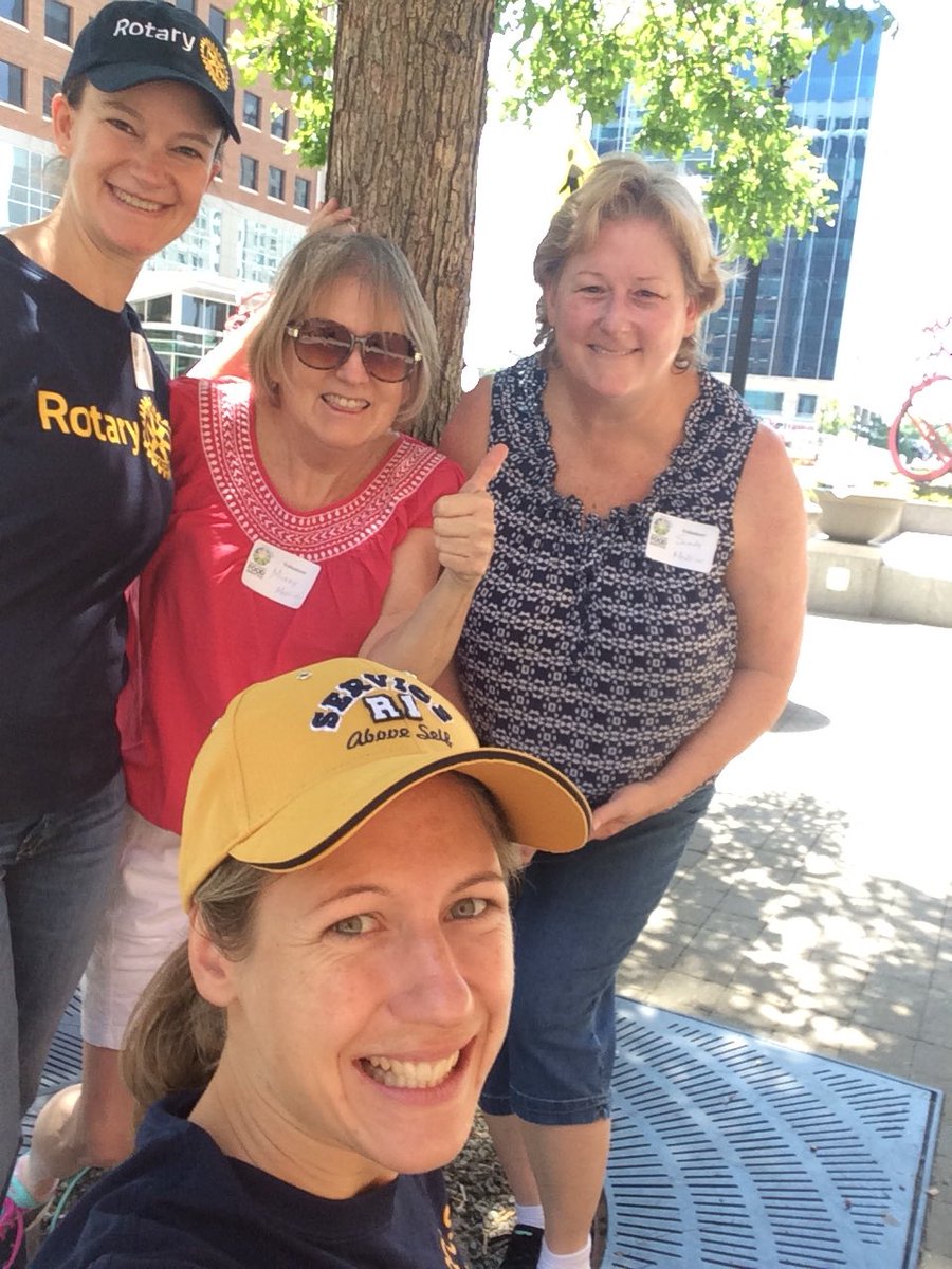RotaryParkside's tweet photo. Fun times volunteering with #InterfaithFoodShuttle delivering groceries for seniors in the community! https://t.co/fj9J4fUYFa