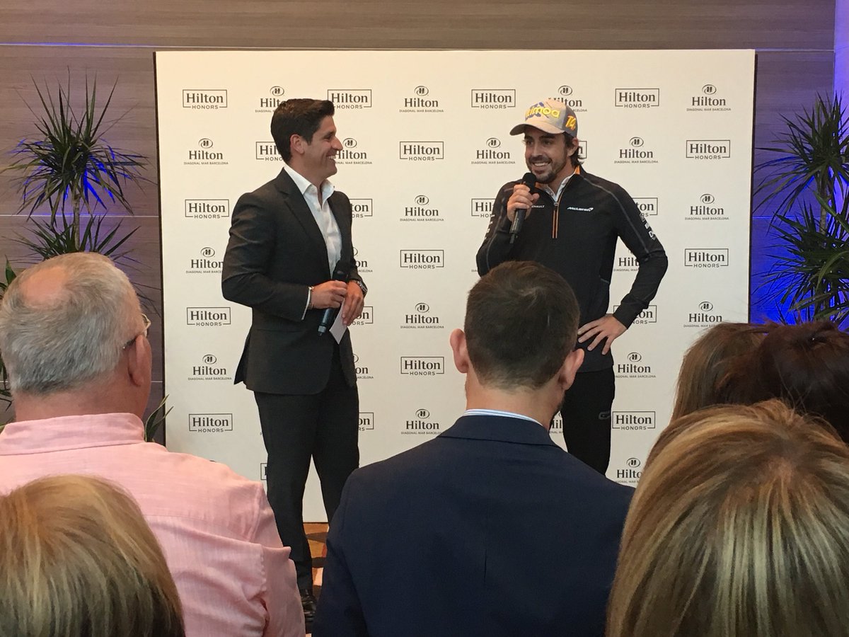 Milly_Puff's tweet image. And the real star of the evening...@lawts07 doing what he does best! With a little smooch from the lovely @Sareyware too! #HiltonHonors #ANightWithMcLaren