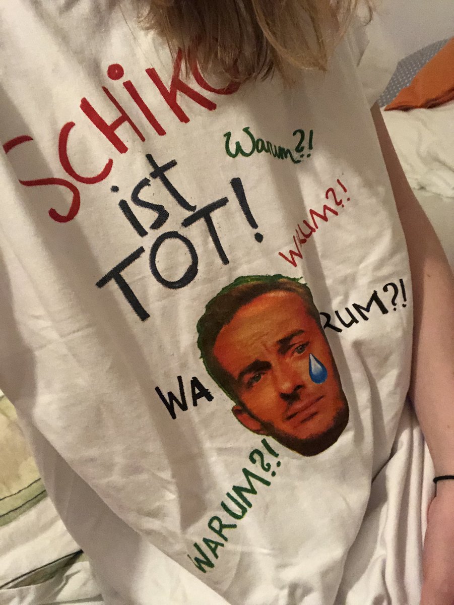 alex_khnrt's tweet photo. In München das letzte Schiko T-Shirt gekauft, 4 Nummern zu groß - ich bereue gar nichts! @janboehm #FernsehenIstSo2017Tour2018 https://t.co/wiYfeJdEpn
