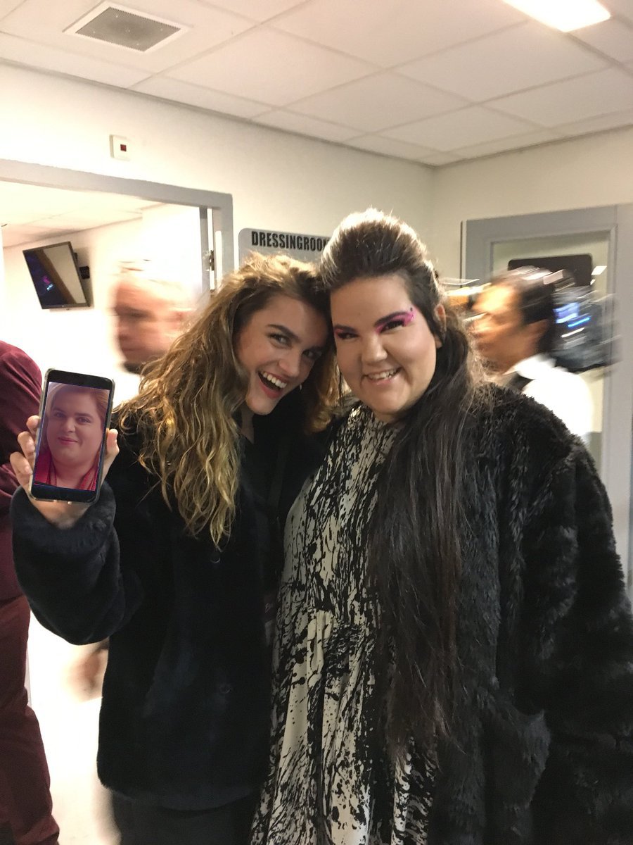 PaquitaSalas's tweet photo. Qué guasa tiene la niña, ¿eh? #Eurovision https://t.co/Iv1yottkvQ