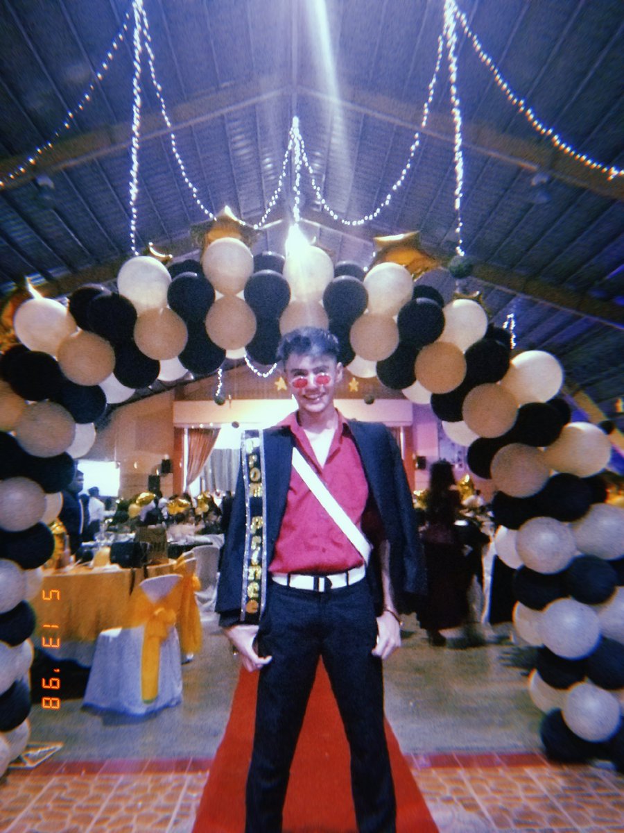 abucado_co's tweet photo. naging #PromPrince pa nga eh salamat po 😂😂 (with the prom princess, queen and king) #UNDERTHESTARS #IEJSPROM2018 https://t.co/BuqxHblArL