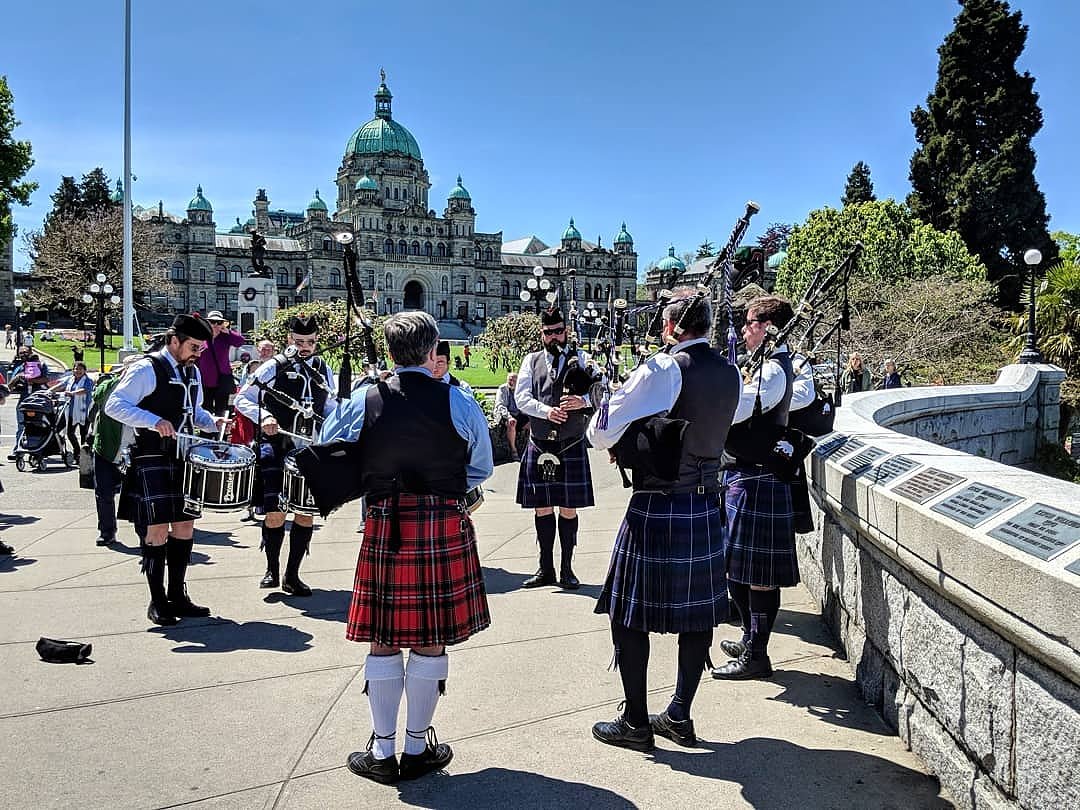 VicHighlandGame's tweet photo. Did you catch the Tartan Parade in downtown Victoria today? 
•
🏴󠁧󠁢󠁳󠁣󠁴󠁿 #VHG2018
 📸 Photo Cred: Troy Goodger
#WebsterWorlds2018 #sunsoutcabersout
#teamPixel https://t.co/meaXwfxtSN